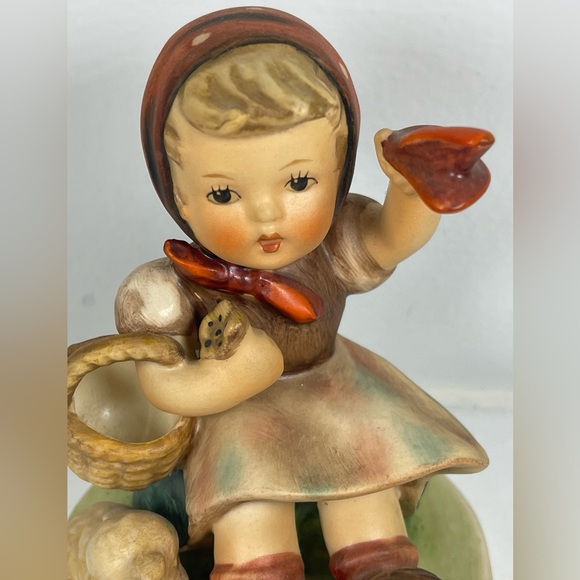 Goebel west Germany Hummel “Farewell” little girl waving 65/1 1970s collectible - Picture 3 of 12